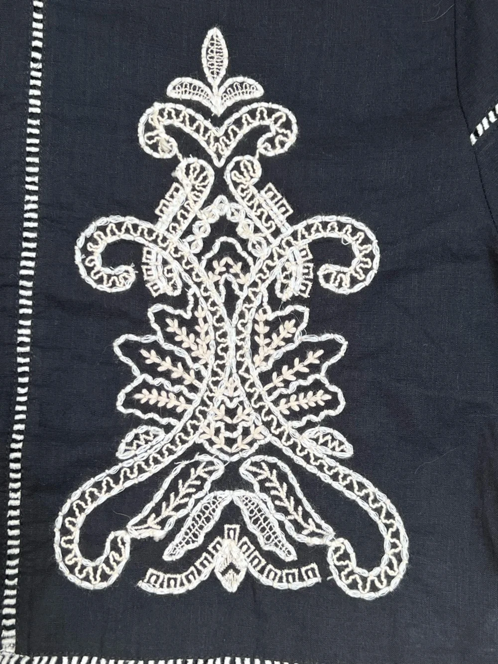NEW - NEVER WORN Zara Black Top White Embroidered Size M, Slightly Cropped.